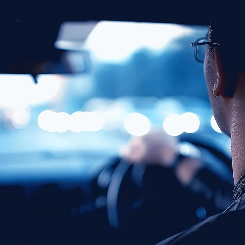 Samochody w mieście zwiększają ruch drogowy