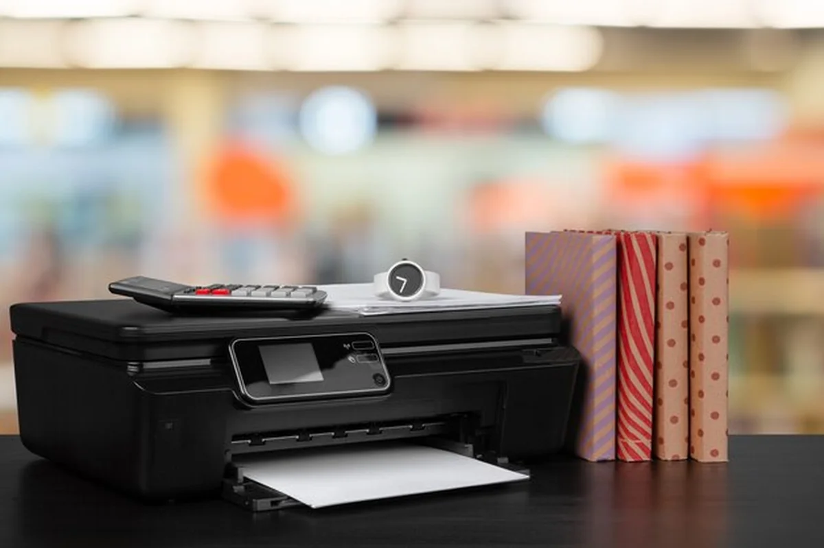 Kompaktowa drukarka domowa na biurku z książkami